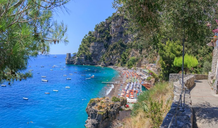 Wynajęcie leżaka na plaży Fornillo w Positano we Włoszech może kosztować 40–50 euro (34–42 funty) (Zdjęcie: vololibero via Getty Images)