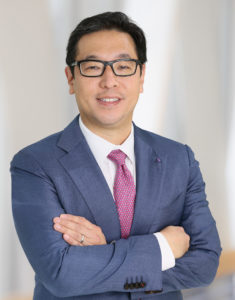 Dr Jaehyuk Choi, doktor medycyny, profesor Jacka W. Graffina, adiunkt dermatologii i dermatolog Northwestern Medicine. 