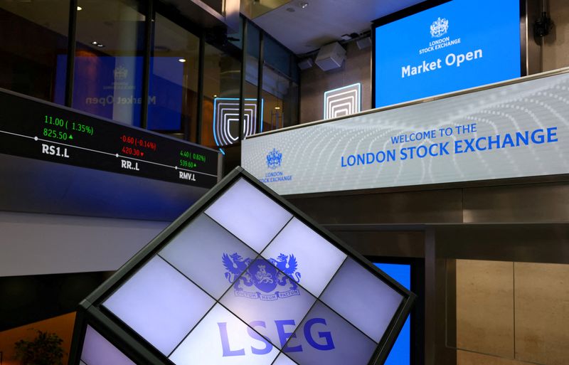 © Reuters. ZDJĘCIE Z ARCHIWUM: Oznakowanie LSEG widoczne na ekranach w holu London Stock Exchange w Londynie, Wielka Brytania, 14 maja 2024 r. REUTERS/Hannah McKay/Zdjęcie z archiwum