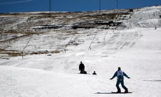 Narciarze na ośnieżonym stoku w ośrodku Afriski Mountain Resort w Lesotho