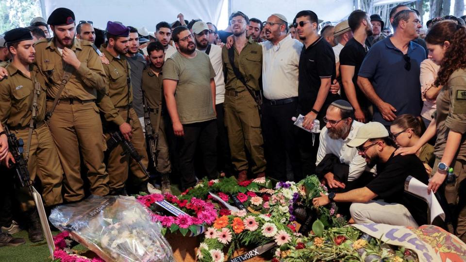 Ludzie opłakują pogrzeb izraelskiego żołnierza sierżanta pierwszej klasy Yakira Shmuela Tatelbauma, który zginął w walce w Strefie Gazy, na cmentarzu wojskowym Mount Herzl w Jerozolimie (30 czerwca 2024 r.)