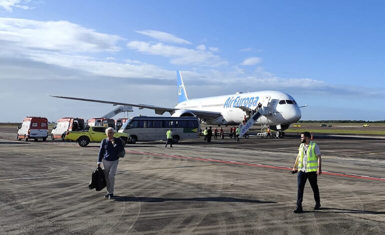 Silne turbulencje ranią ponad 30 osób, lot Air Europa został przekierowany do Brazylii