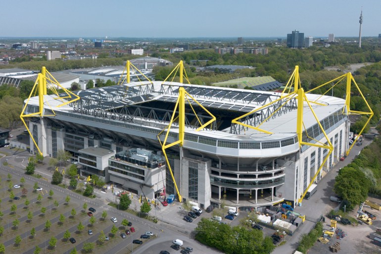 Zdjęcie zewnętrzne stadionu piłkarskiego.