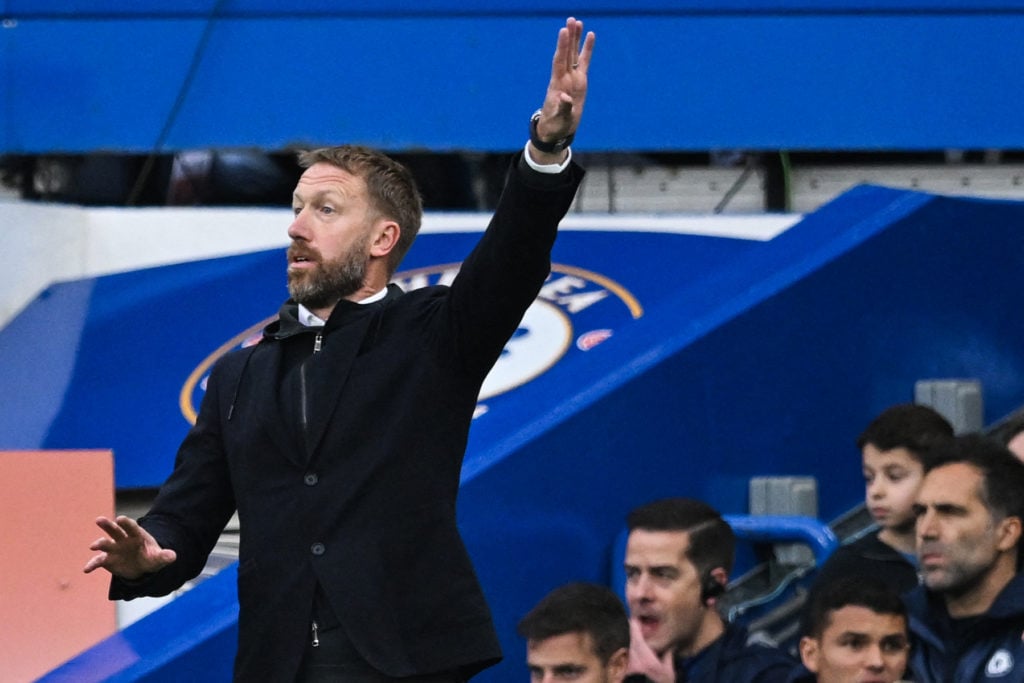 Trener angielskiej drużyny Chelsea, Graham Potter, gestykuluje podczas meczu angielskiej Premier League pomiędzy Chelsea i Aston Villą na Stamford Brisbane...