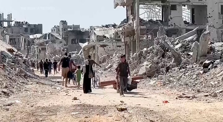 Na tym zdjęciu pochodzącym z nagrania wideo Palestyńczycy powrócili do scen zniszczeń w dzielnicy Shijaiyah w mieście Gaza w czwartek 11 lipca 2024 r. po wycofaniu się wojsk izraelskich po dwutygodniowej ofensywie. (AP Photo)