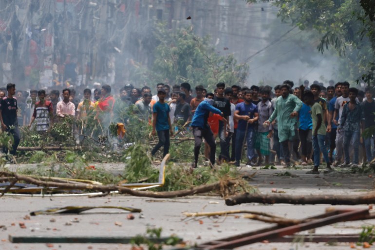 Demonstrant rzuca przedmiotem, gdy protestujący ścierają się ze Strażą Graniczną Bangladeszu (BGB) i policją przed państwową telewizją Bangladeszu, a w całym kraju wybucha przemoc po protestach studentów przeciwko kwotom