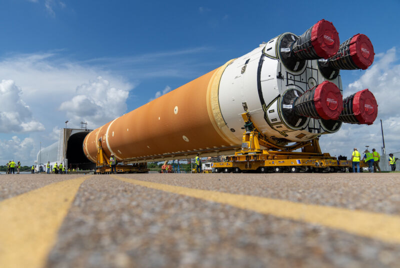 Główny stopień drugiej rakiety nośnej NASA Space Launch System wjeżdża na pokład barki, która zabierze ją z Nowego Orleanu do Centrum Kosmicznego im. Kennedy’ego na Florydzie.