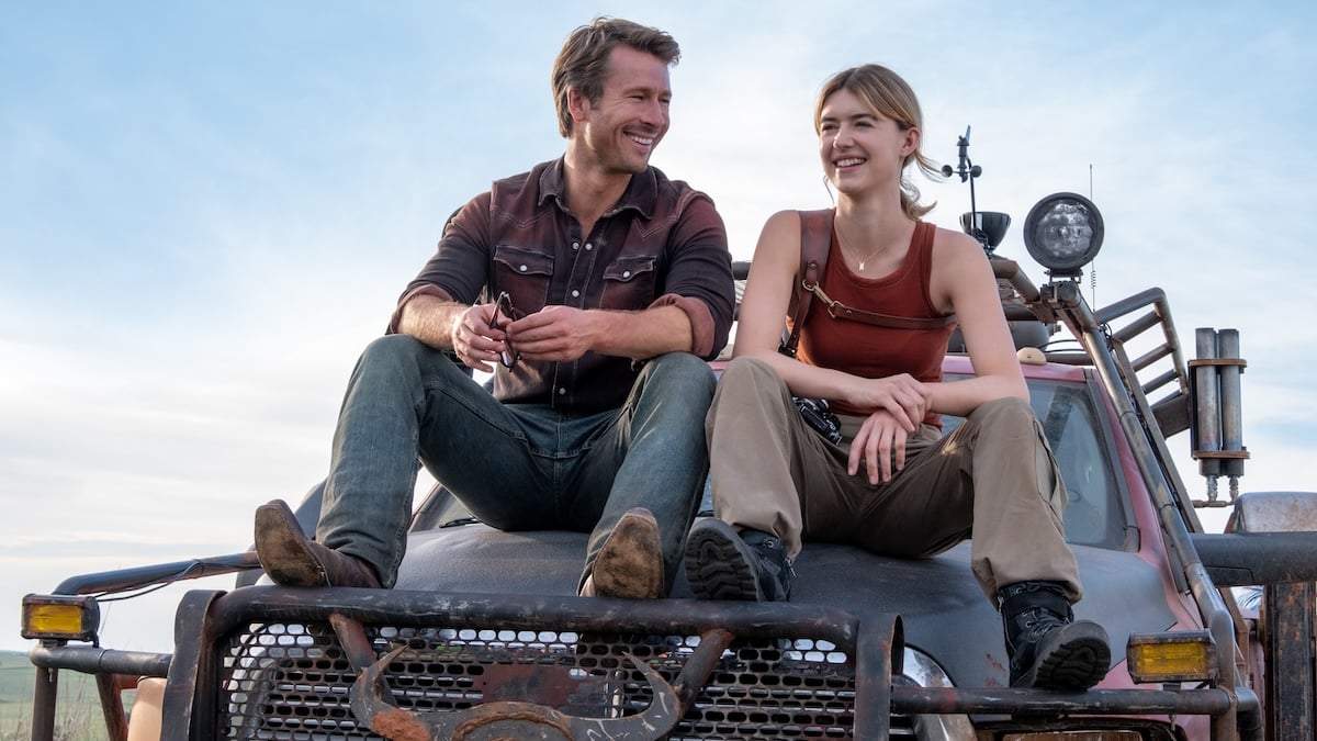 Daisy Edgar Jones i Glen Powell siedzą na ciężarówce