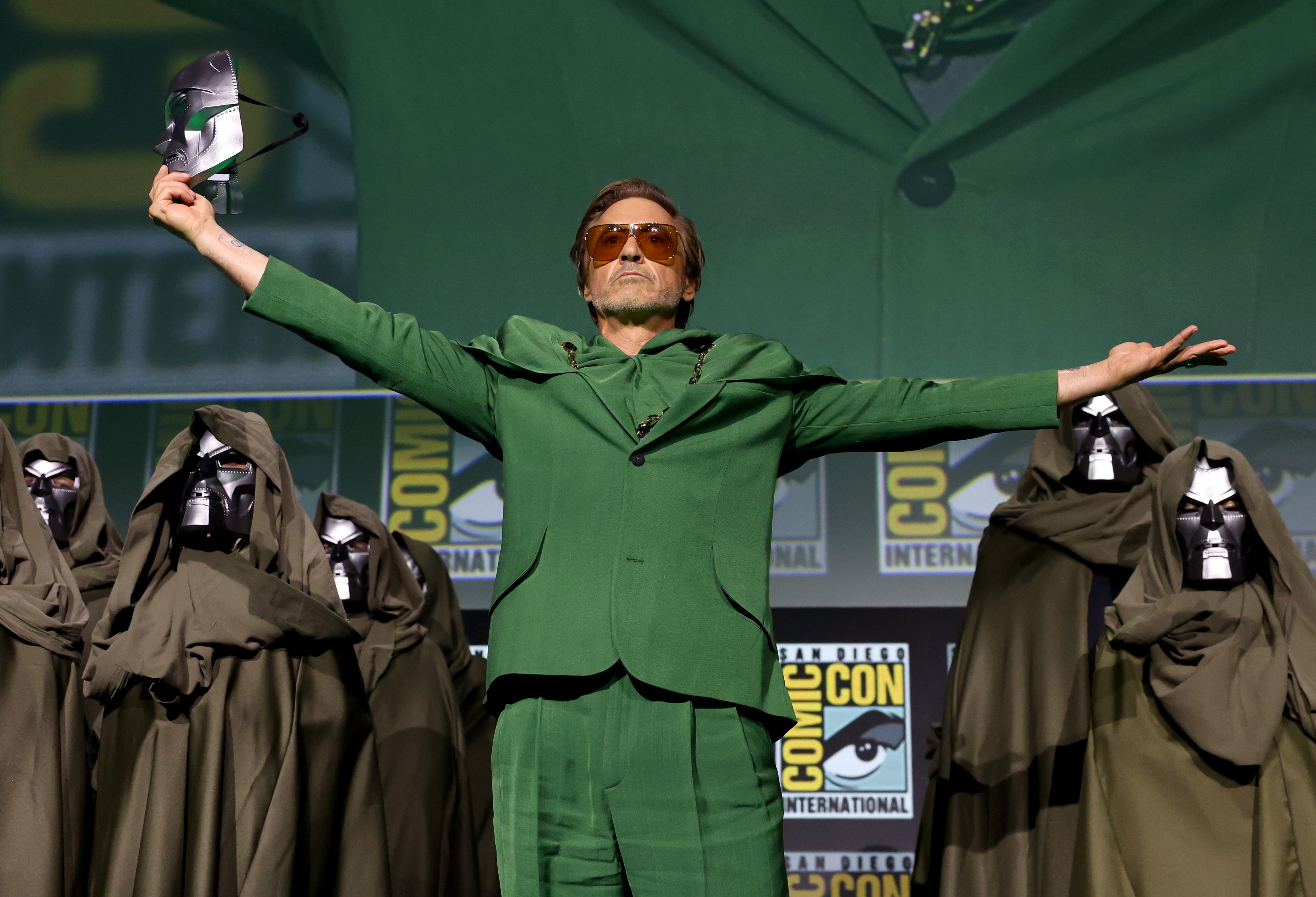 Robert Downey Jr przemawia na scenie podczas panelu Marvel Studios w hali H na SDCC w San Diego w Kalifornii, 27 lipca 2024 r.