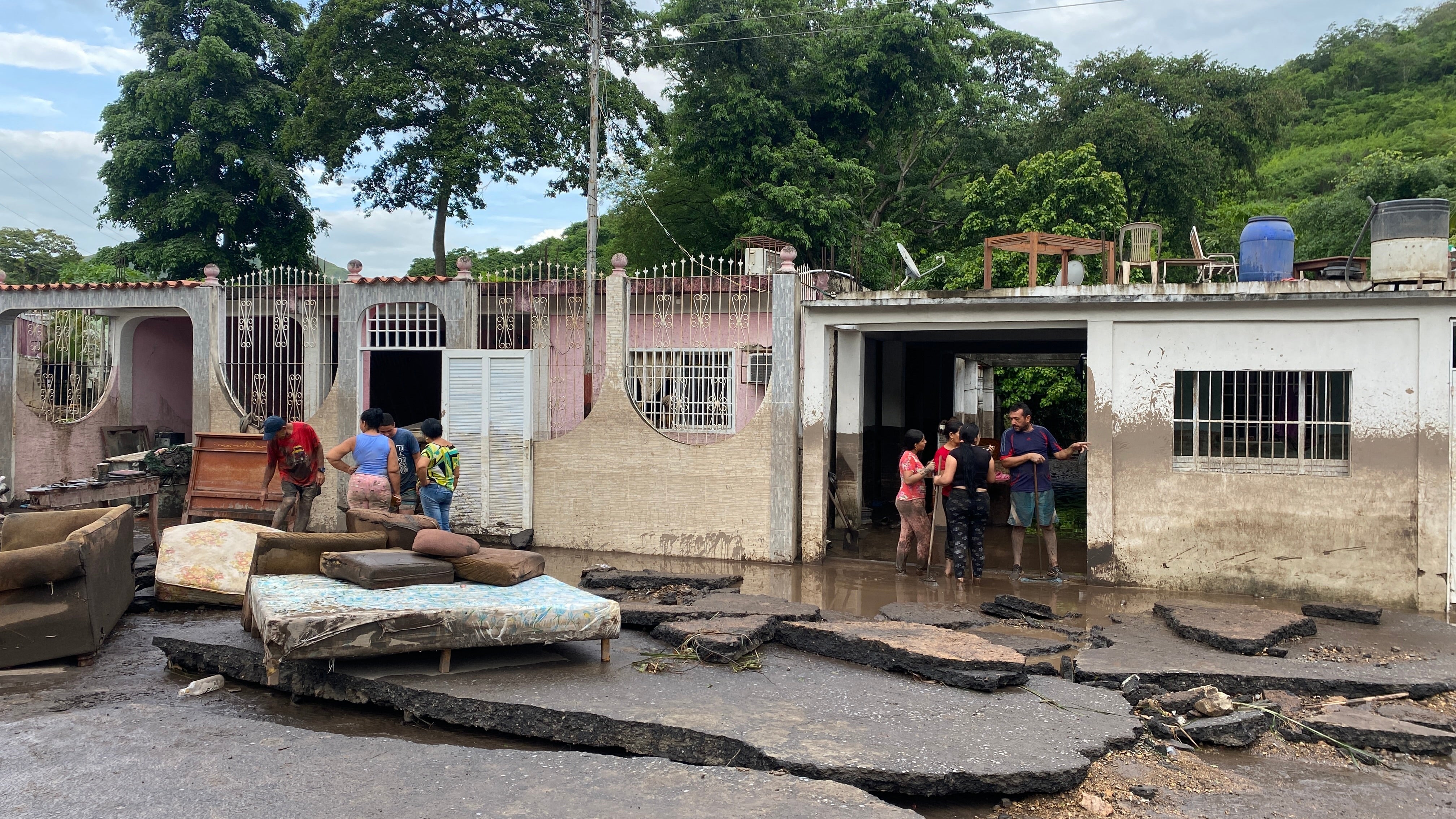 Mieszkańcy próbują odzyskać swoje rzeczy z zalanych domów po tym, jak rzeka wezbrała z powodu ulewnych deszczy po przejściu huraganu Beryl na drodze z Cumany do Cumanacoa w stanie Sucre w Wenezueli