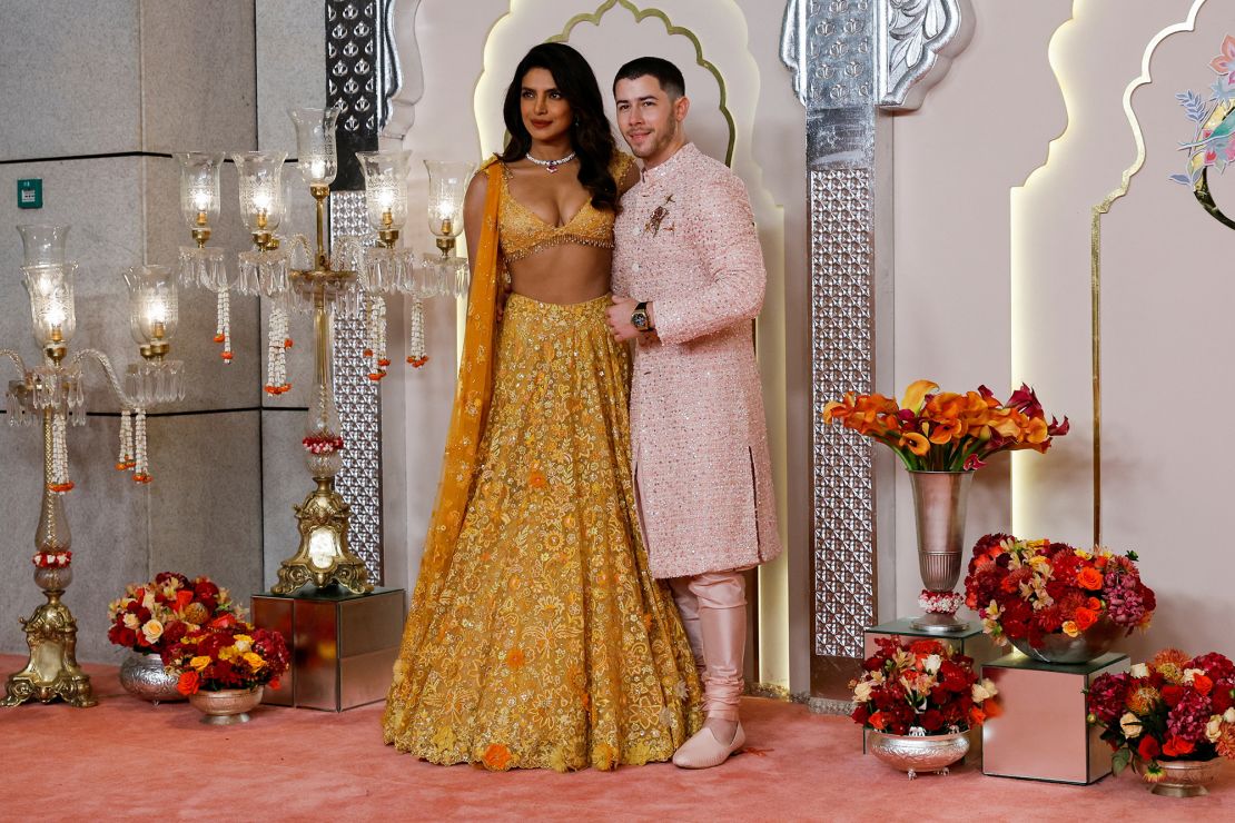 Nick Jonas i Priyanka Chopra pozują na czerwonym dywanie na ślubie Ananta Ambaniego i Radhiki Merchant w Mumbaju w Indiach.