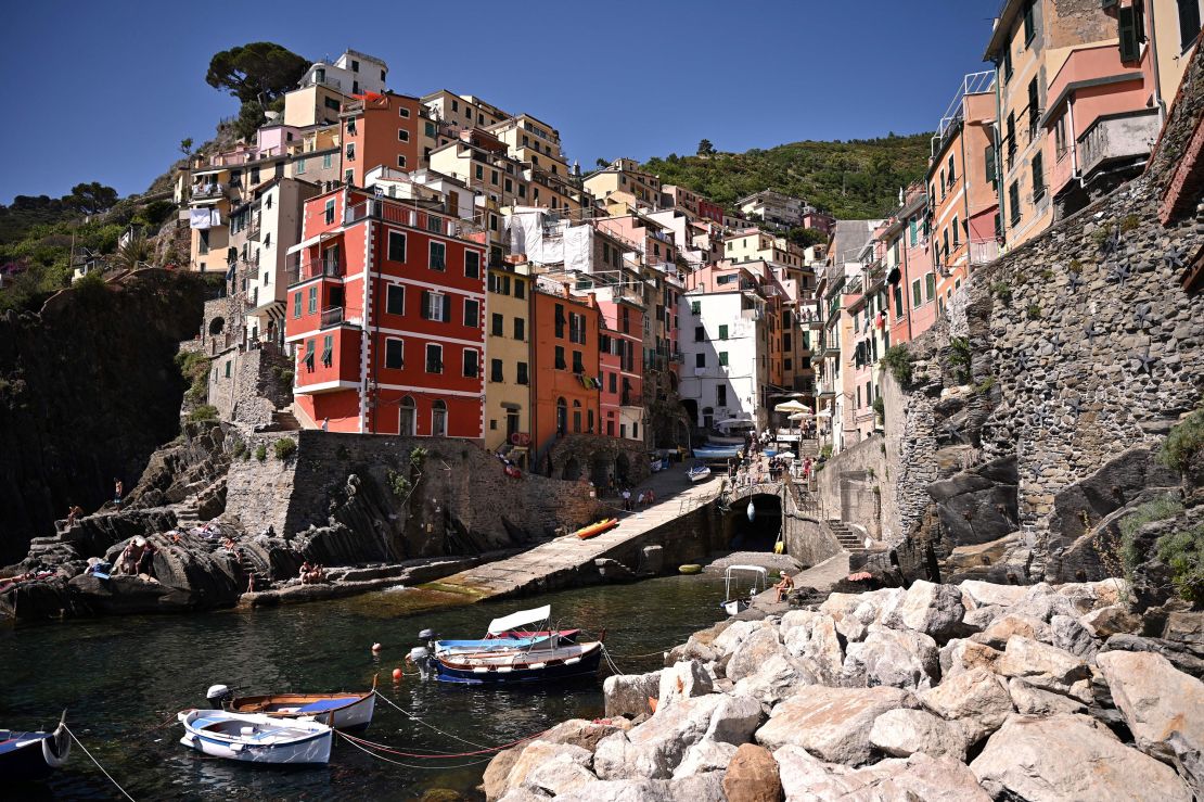 W wiosce Riomaggiore, jednej z pięciu wiosek wchodzących w skład Cinque Terre, widać jaskrawo kolorowe budynki. 