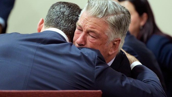 SANTA FE, NOWY MEKSYK - 12 LIPCA: Alec Baldwin obejmuje swojego prawnika Alexa Spiro po zakończeniu procesu o nieumyślne spowodowanie śmierci w Sądzie Pierwszego Okręgu Sądowego 12 lipca 2024 r. w Santa Fe w Nowym Meksyku. Proces o nieumyślne spowodowanie śmierci został umorzony przez sędzię w piątek po tym, jak orzekła, że ​​kluczowe dowody w sprawie śmiertelnej strzelaniny na planie 