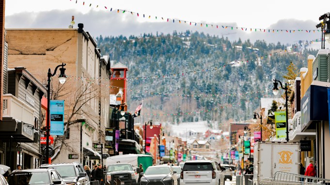 PARK CITY, UTAH - 19 STYCZNIA: Ogólny widok głównej ulicy Park City podczas Festiwalu Filmowego Sundance 2024, 19 stycznia 2024 r. w Park City w stanie Utah. (Zdjęcie: Matt Winkelmeyer/Getty Images)