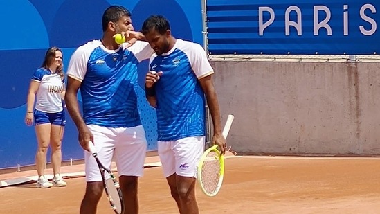 Indyjscy tenisiści Rohan Bopanna i Sriram Balaji podczas treningu w przededniu Igrzysk Olimpijskich w Paryżu, w czwartek (drużyna Indii-X)