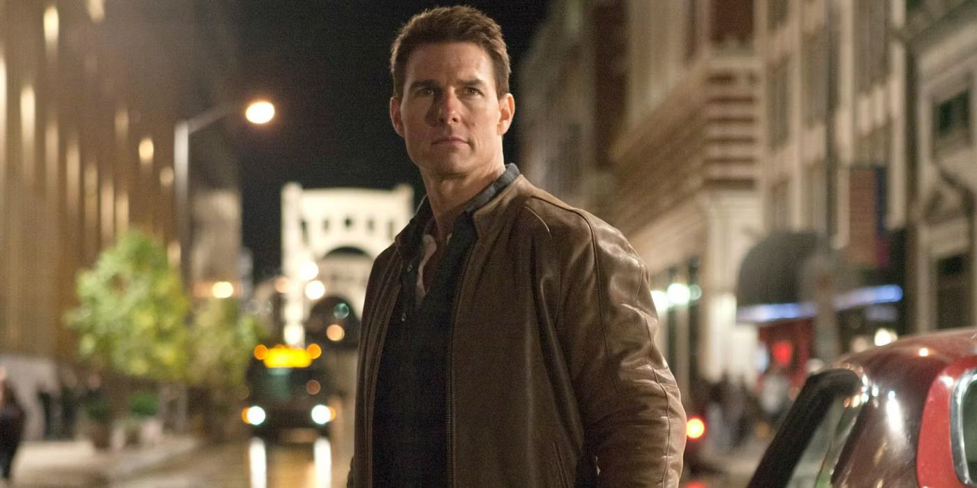 Jack Reacher (Tom Cruise) stoi na ulicy w filmie Jack Reacher