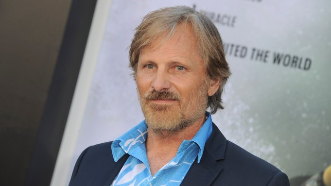 Viggo Mortensen na powitaniu na premierze THIRTEEN LIVES w Westwood Village Theater, Los Angeles, Kalifornia, 28 lipca 2022 r. Zdjęcie: Elizabeth Goodenough/Everett Collection