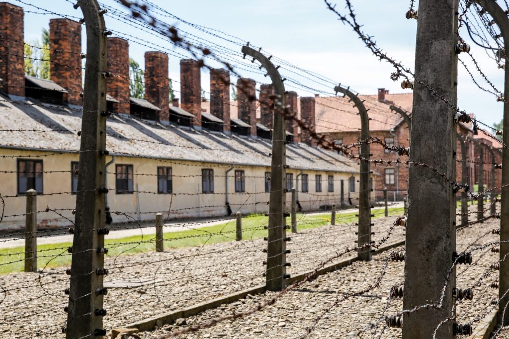 Widok ogrodzenia z drutu kolczastego w obozie Auschwitz podczas Marszu Żywych.