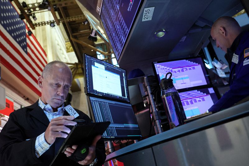 © Reuters. Traderzy pracują na parkiecie New York Stock Exchange (NYSE) w Nowym Jorku, USA, 12 czerwca 2024 r. REUTERS/Brendan McDermid/Zdjęcie archiwalne