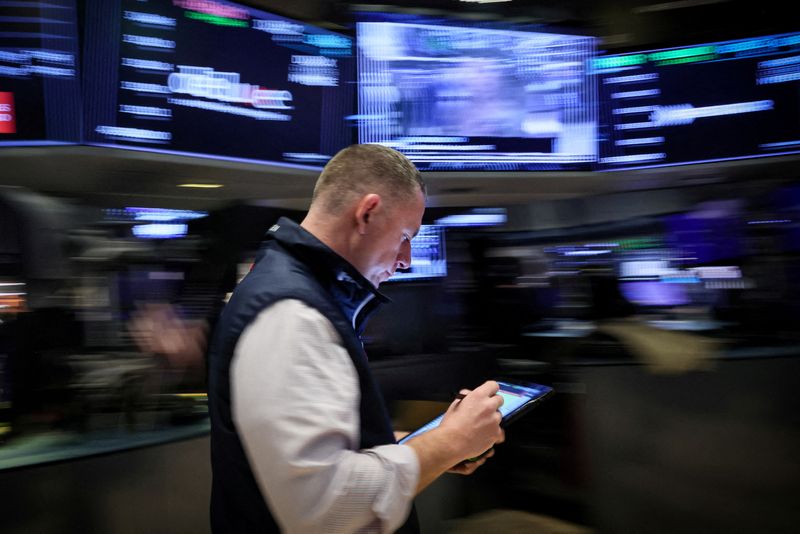 © Reuters. ZDJĘCIE ARCHIWALNE: Trader pracuje na parkiecie New York Stock Exchange (NYSE) w Nowym Jorku, USA, 7 marca 2024 r. REUTERS/Brendan McDermid/Zdjęcie archiwalne