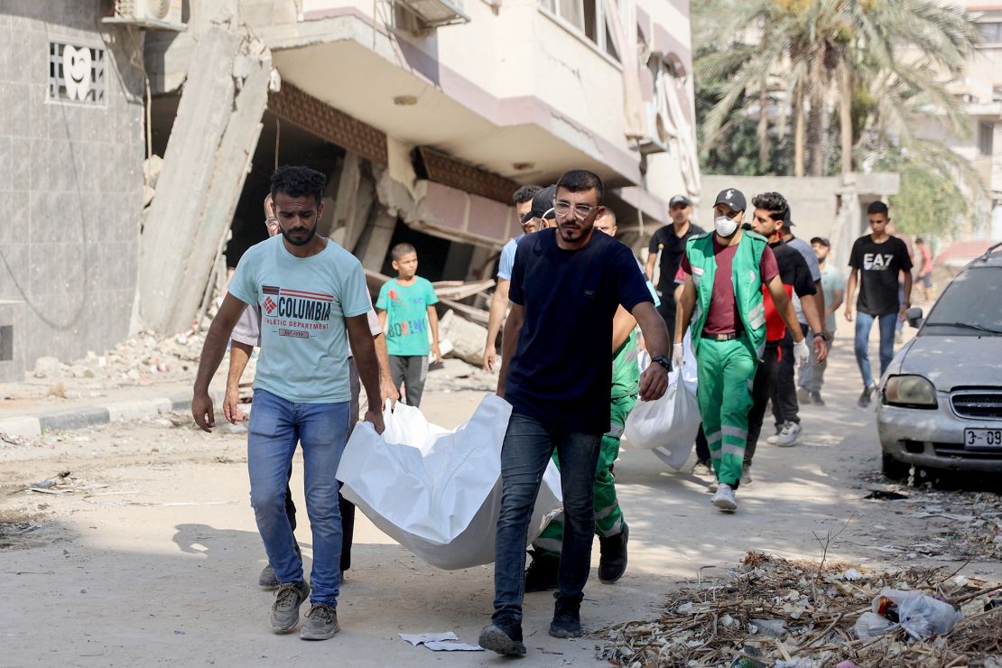 Palestyńczycy odnajdują ciała znalezione pod gruzami na ulicy Al-Sina'a, 12 lipca, po wycofaniu się wojsk izraelskich z centralnej i północnej części Strefy Gazy.