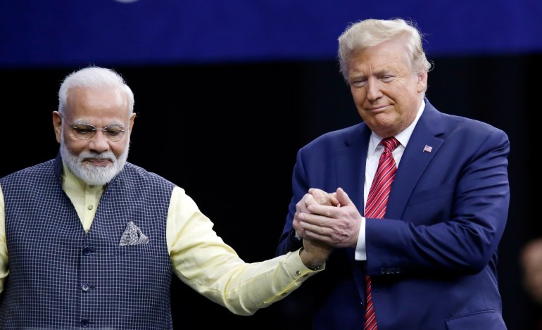 Premier Narendra Modi i prezydent Donald Trump ściskają sobie dłonie po przedstawieniu się podczas 