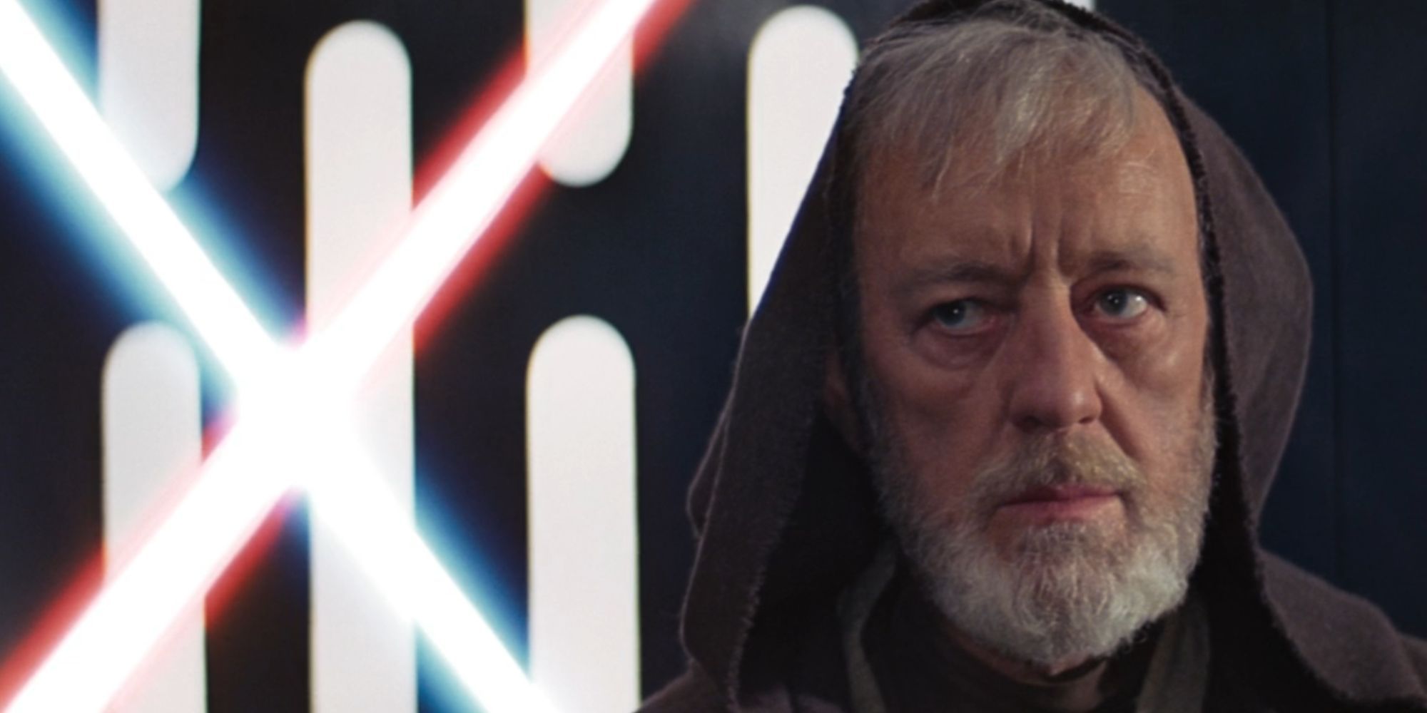 Alec Guinness wygląda poważnie jako Ben Kenobi na Gwieździe Śmierci w filmie Gwiezdne Wojny: Część IV - Nowa Nadzieja