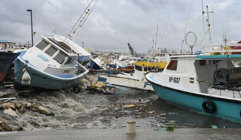 Huragan Beryl zbliża się do Jamajki jako rekordowa burza kategorii 5, pozostawiając wyspy karaibskie w ruinie