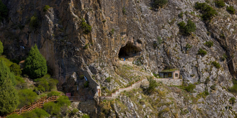 Wysokogórska jaskinia używana przez buddystów tybetańskich kryje w sobie skamielinę Denisowa