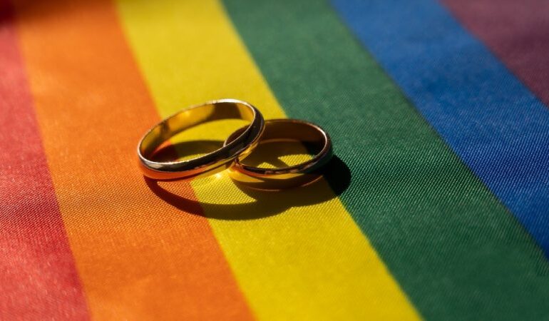 Prawo dotyczące związków osób tej samej płci przyprawia Donalda Tuska o ból głowy – Euractiv
