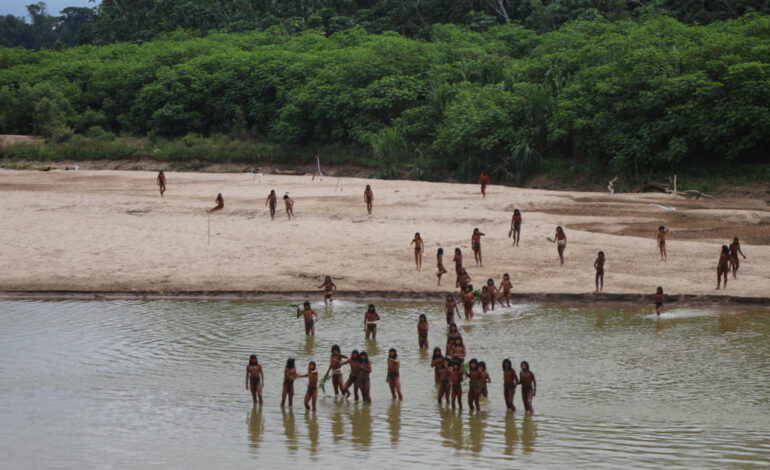 Zdjęcia przedstawiają odizolowane plemię na plaży w Peru szukające pożywienia: „Tworzy się katastrofa humanitarna”