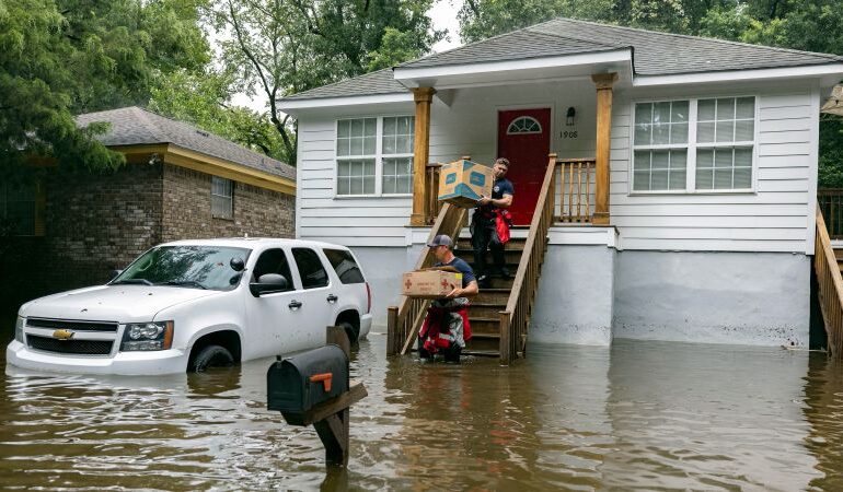 Wywołane przez Debby sytuacje awaryjne związane z powodzią zmuszają do akcji ratunkowych i ewakuacji na granicy Nowego Jorku i Pensylwanii