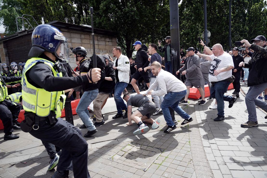 Starcia policji z demonstrantami skrajnej prawicy w Manchesterze.