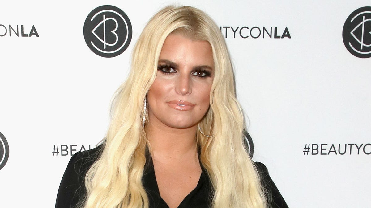 Jessica Simpson się uśmiecha