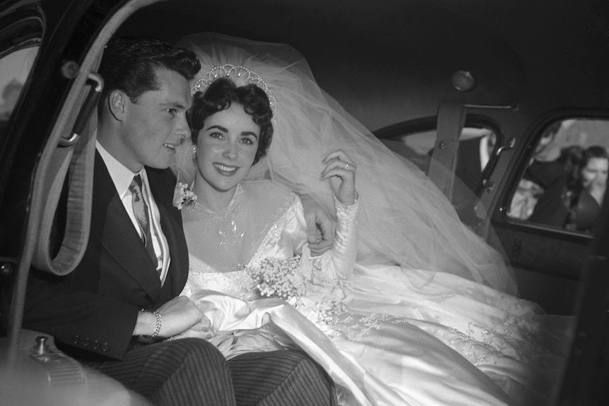 Elizabeth Taylor i Nick Hilton po ślubie w 1950 roku.