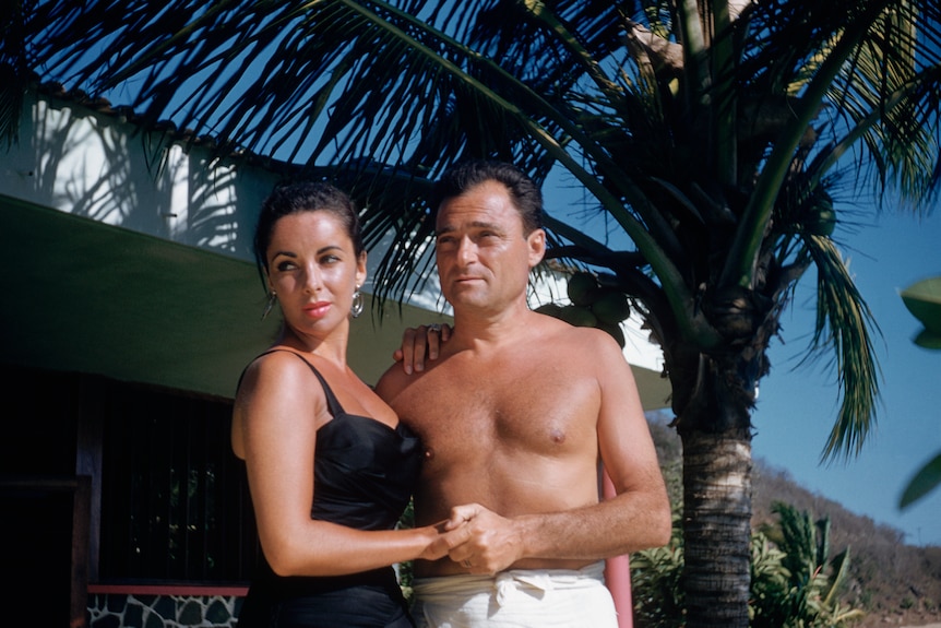 Elizabeth Taylor i Mike Todd podczas podróży poślubnej w Acapulco w Meksyku w 1957 r.