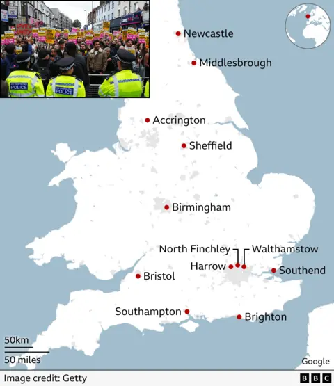 Mapa BBC News pokazująca miejsca dużych kontrmanifestacji w Anglii w środę wieczorem: Accrington, Birmingham, Brighton, Bristol, Harrow, Middlesbrough, Newcastle, North Finchley, Sheffield, Southend, Southampton i Walthamstow.