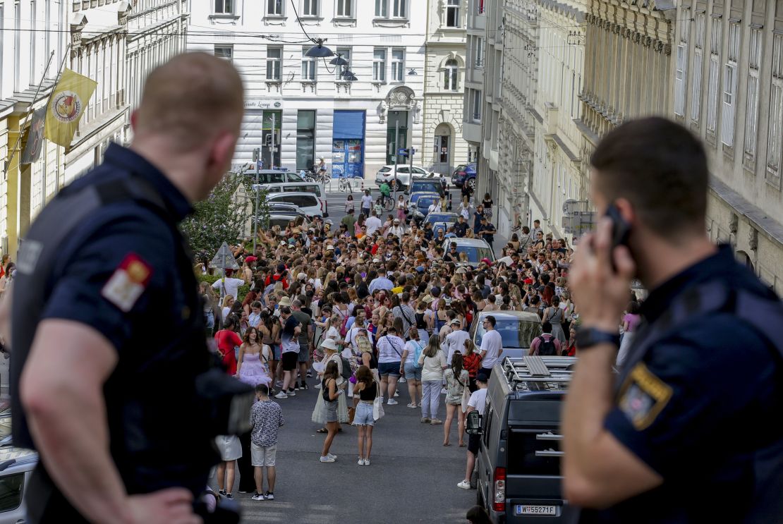 Austriaccy policjanci obserwują fanów Taylor Swift zgromadzonych w Wiedniu, 8 sierpnia, po tym, jak władze odwołały austriacką część trasy Eras z powodu podejrzenia zamachu terrorystycznego.