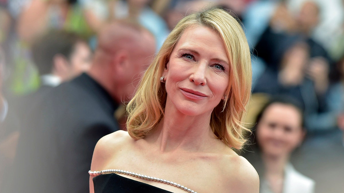 Cate Blanchett na Festiwalu Filmowym w Cannes w czarnej sukience bez ramiączek i delikatnych uśmiechach