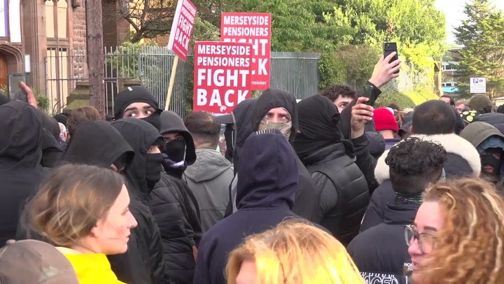 Protestujący przeciwko rasizmowi w Liverpoolu bronią organizacji charytatywnej udzielającej azylu przed zagrożeniem ze strony skrajnej prawicy