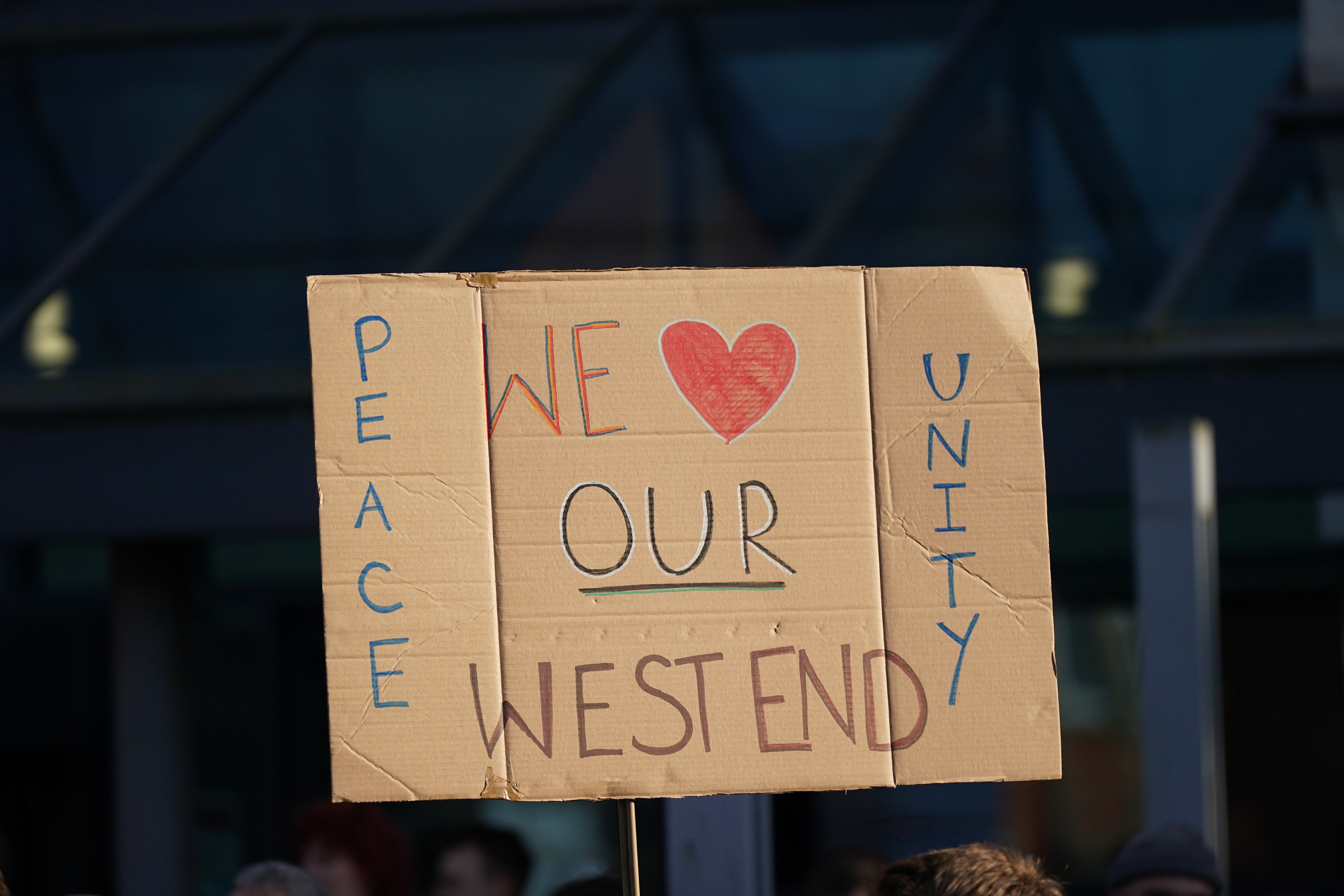 Znak na proteście antyrasizmowym w Newcastle