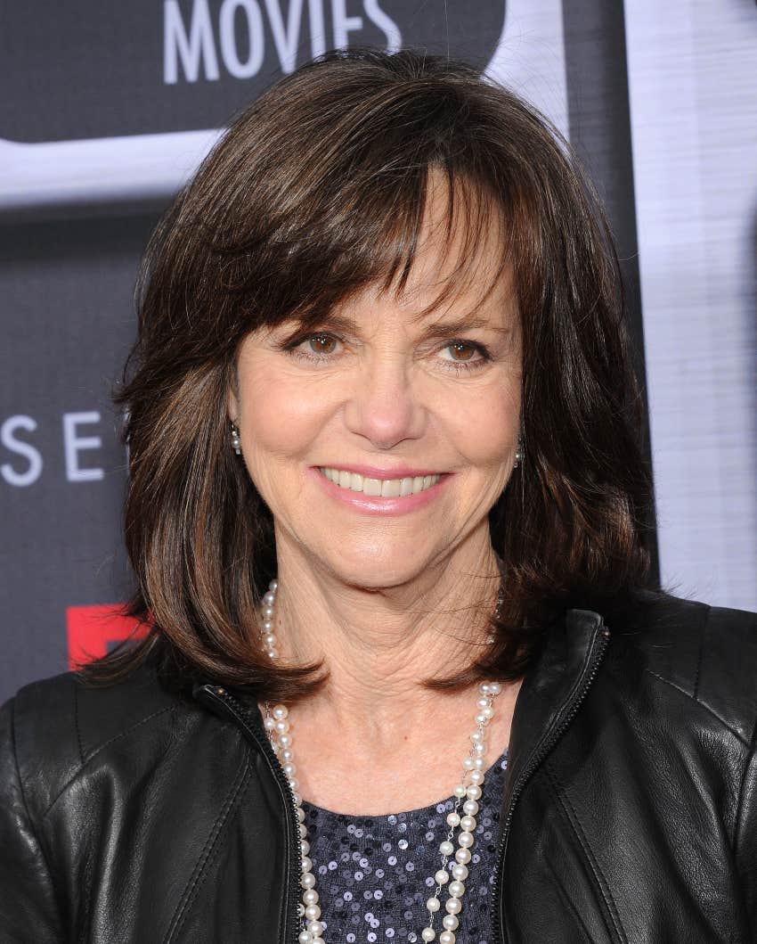 zbliżenie Sally Field na czerwonym dywanie