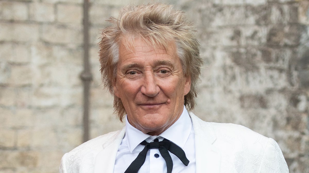 Rod Stewart nosi krawat bolo do białego garnituru