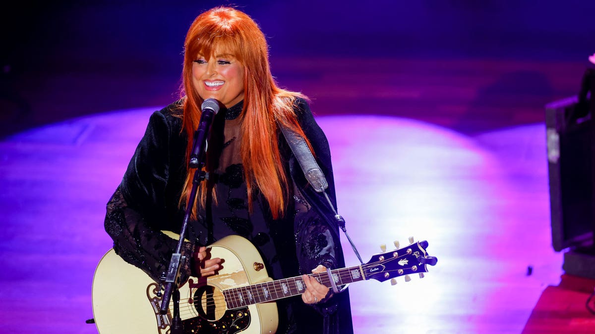 Wynonna Judd z gitarą