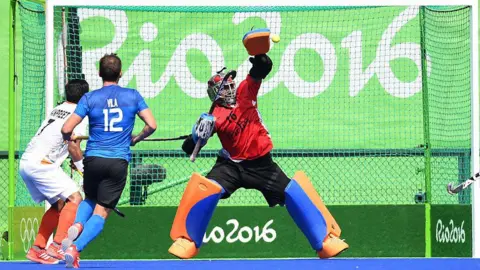 Getty Images Sreejesh Parattu z Indii broni strzału na bramkę podczas meczu hokeja na trawie mężczyzn Argentyna – Indie podczas Igrzysk Olimpijskich w Rio 2016 w Olimpijskim Centrum Hokeja w Rio de Janeiro, 9 sierpnia 2016 r. / AFP / MANAN VATSYAYANA (Źródło zdjęcia: MANAN VATSYAYANA/AFP via Getty Images)