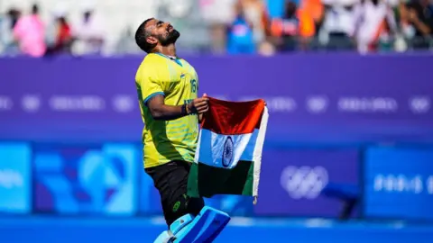 Getty Images PARYŻ, FRANCJA - 8 SIERPNIA: Sreejesh Parattu Raveendran z Indii gestykuluje podczas meczu o brązowy medal w hokeju na lodzie mężczyzn pomiędzy Indiami i Hiszpanią na stadionie Yves-du-Manoir podczas Igrzysk Olimpijskich Paryż 2024, 8 sierpnia 2024 r. w Paryżu we Francji. (Zdjęcie: Oscar J Barroso/Europa Press via Getty Images)