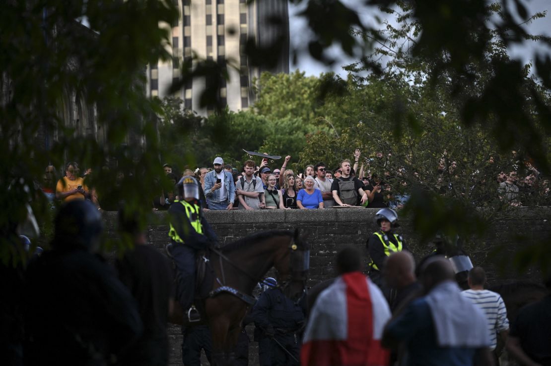 Protestujący przeciwko rasizmowi gestykulują w stronę ludzi, którzy zgromadzili się na wiecu skrajnej prawicy w Bristolu.