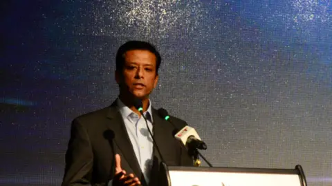 Getty Images Sajeeb Wazed Joy przemawia na seminarium „21 sierpnia: Aktualna i przyszła polityka Bangladeszu” zorganizowanym przez Fundację Shuchinta w hotelu Radisson Blu w Dhace w 2018 r.