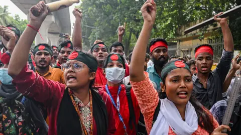 Getty Images Protestujący blokują skrzyżowanie Shahbagh podczas protestu w Dhace w Bangladeszu 4 sierpnia 2024 r., aby domagać się sprawiedliwości dla ofiar aresztowanych i zabitych w niedawnych ogólnokrajowych zamieszkach podczas protestów przeciwko kwotom