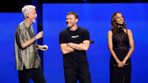 Jesse Grant / Getty Images dla Disney James Cameron, Sam Worthington i Zoe Saldana pojawiają się na Disney Entertainment Showcase w D23: The Ultimate Disney Fan Event w Anaheim w Kalifornii 9 sierpnia 2024 r.